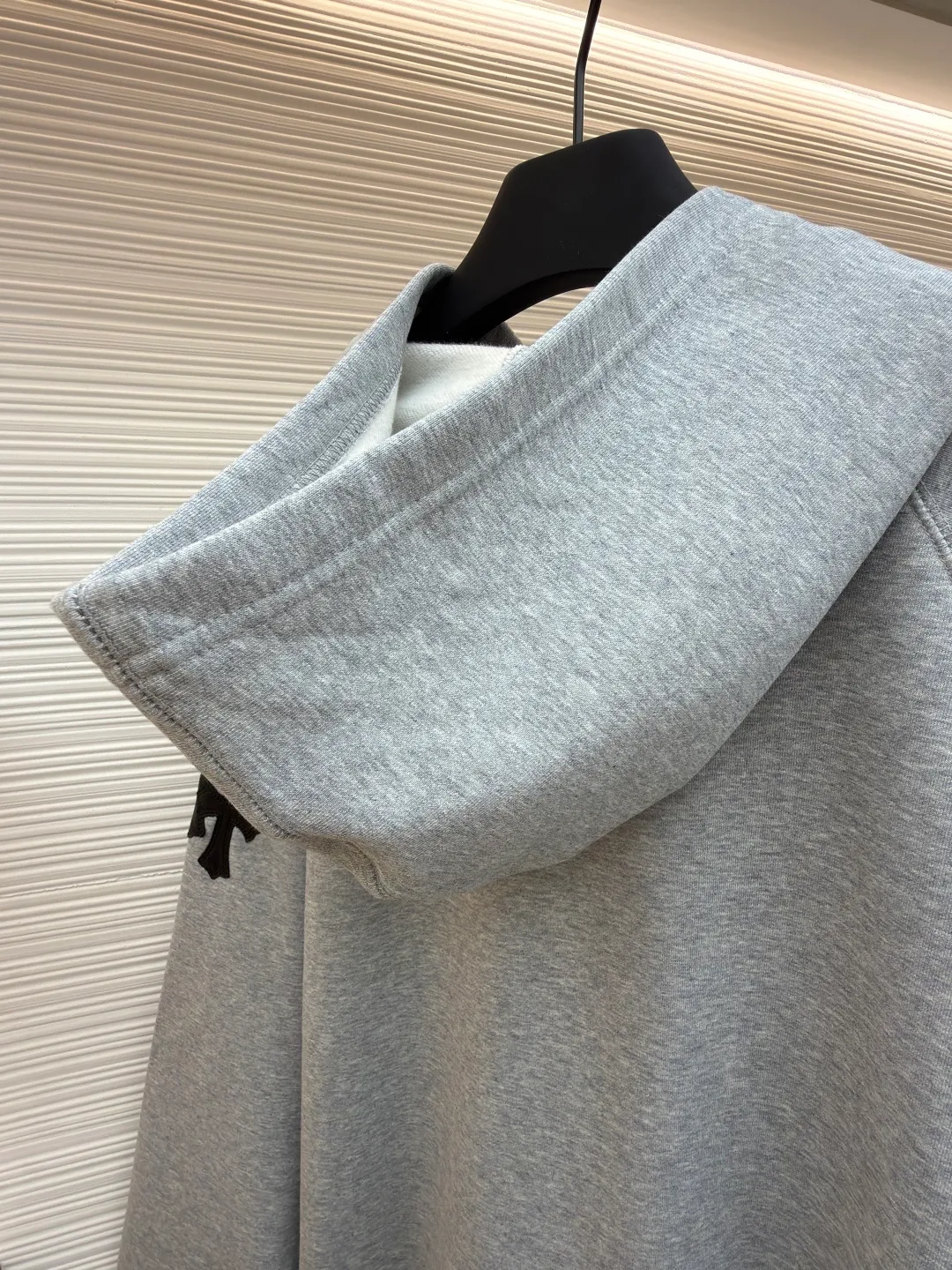 Chrome Hearts Vic custom-made leather sweatshirt ●Original version: Purchased and developed for 16999 ●Item number: 1681824-A75 ●Fabric: 100% cotton fleece fabric ●Technology: aged and oxidized ●Color: gray ●Type: loose version ●Weight: about 790g ●Size: S-M-L ●Description: The fabric is made of fleece 440g 100% cotton fleece material knitted back arm The skin is cut and cut using genuine sheepskin film, and the mold opening hardware is aged and oxidized. The overall wiring is straight and delicate, the fabric is comfortable and soft, and the color is consistent without color difference. It can be matched with the same style to create a fashionable look and control various occasions. Customized accessories, complete with three standards, same style for men and women!